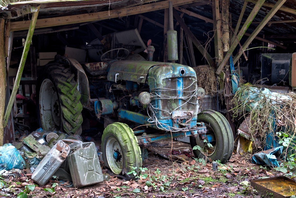 HDR urbex Lost in the Woods lada 1300 opel kadett trash fitou oldtimer youngtimer bus morgon tractor olielamp vuldop Airco generator belgie